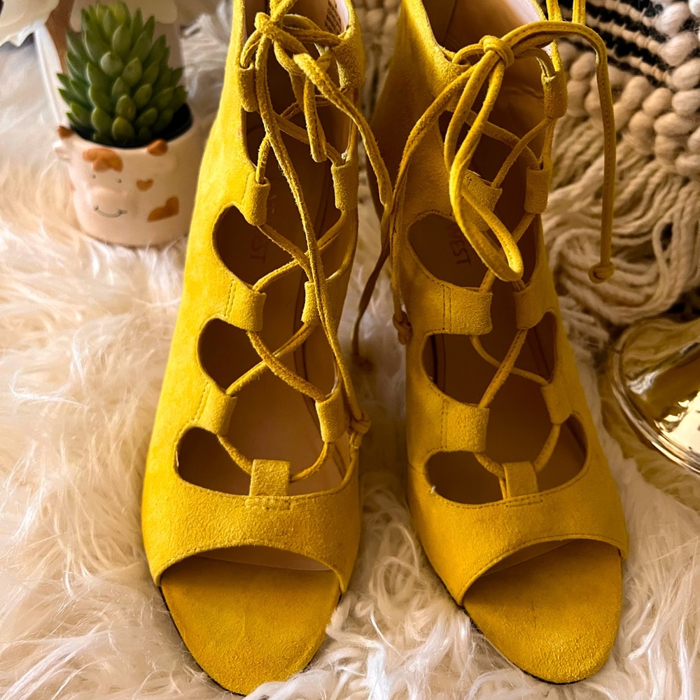 Nine West 7.5 lace up heel